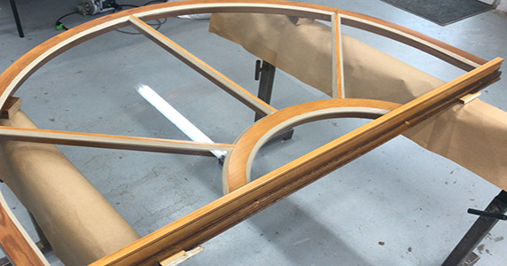 Traditionelle Fensterverglasung mit Kitt Traditionelle Fensterverglasung mit Kitt